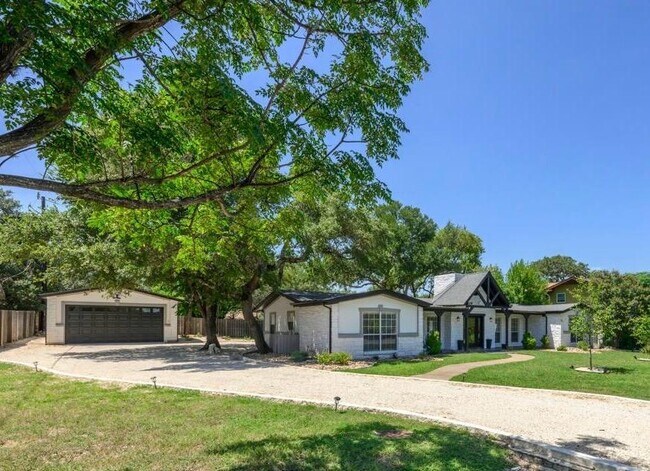 Building Photo - 303 Lakeway Dr