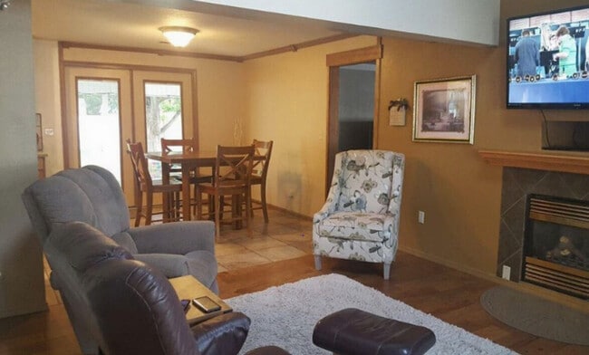 Building Photo - 925 S Haskett St