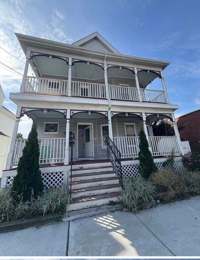 Building Photo - 211 Elm St