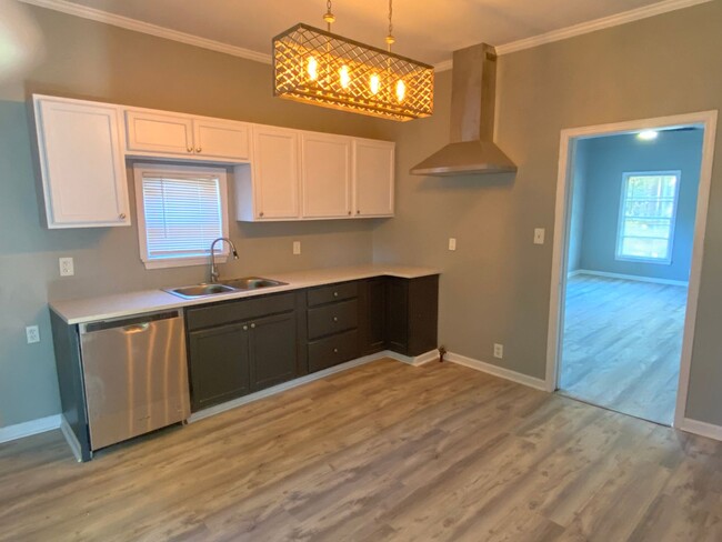 Building Photo - Remodel 2.5 Bedroom Home 1/2 Off First Mon...