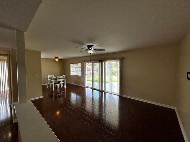 Foto del edificio - BEAUTIFUL HOME located in The Los Alamitos...