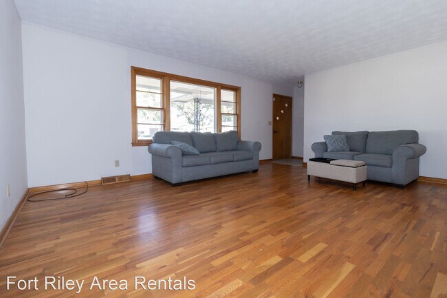Building Photo - 3 br, 1.5 bath House - 921 Mulberry St