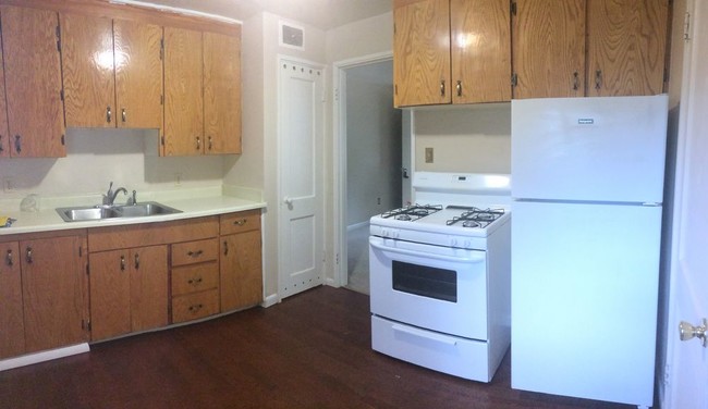 Building Photo - 2 Bedroom 1 Bath Unit with washer/Dryer