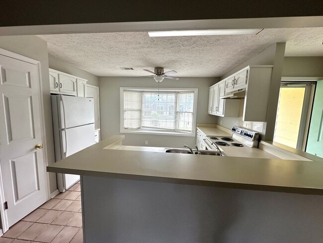 Building Photo - NEW STAINLESS APPLIANCES COMING!!  Renovat...