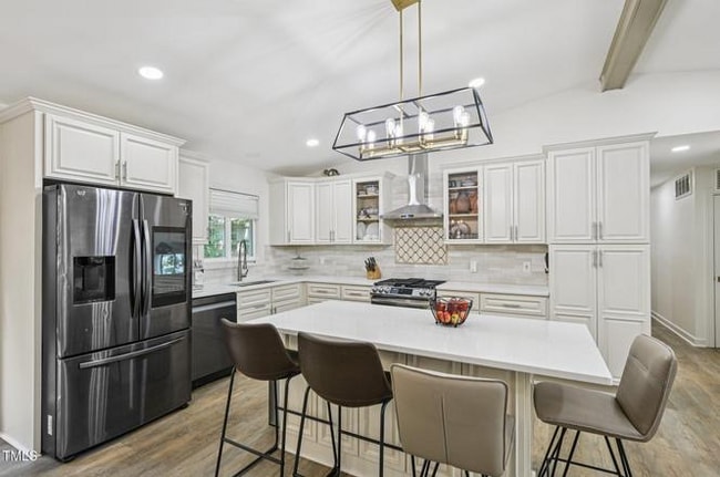 Building Photo - 1104 Suterland Rd