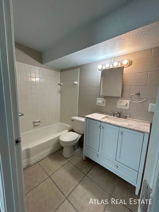 Building Photo - 10114 E 67th St