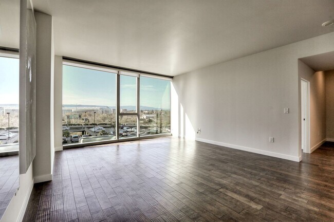 Foto del edificio - Gorgeous 1 Bedroom Condo with Floor to Cei...