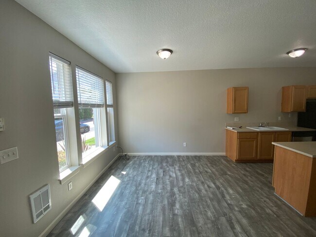 Building Photo - Beaverton Townhome + 1 car Garage - 2 Bedr...