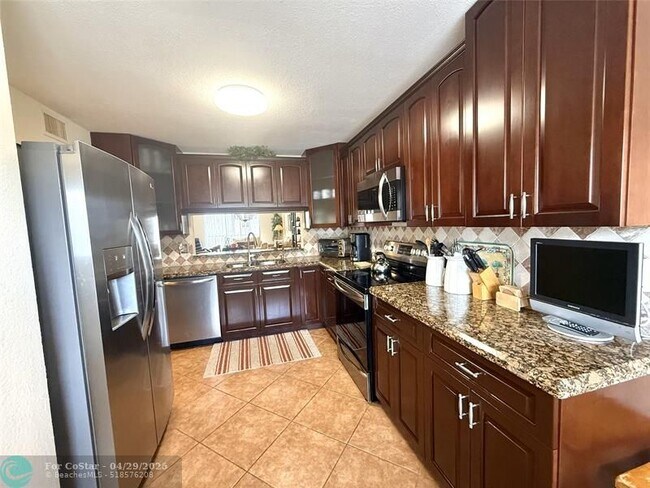 Foto del edificio - 4725 Lucerne Lakes Blvd