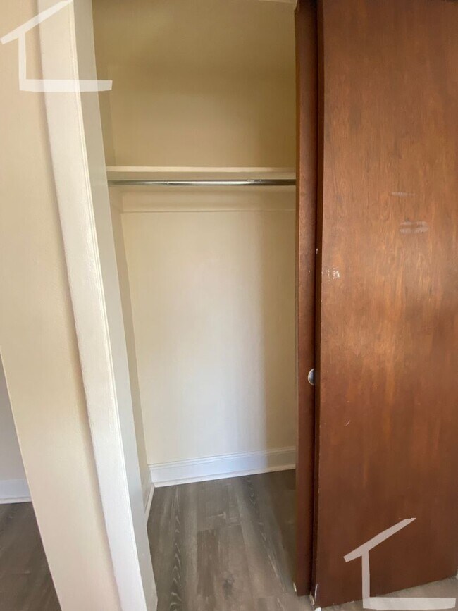 Building Photo - Avl 9/1 Davis Sq area Studio apartment w/AC!