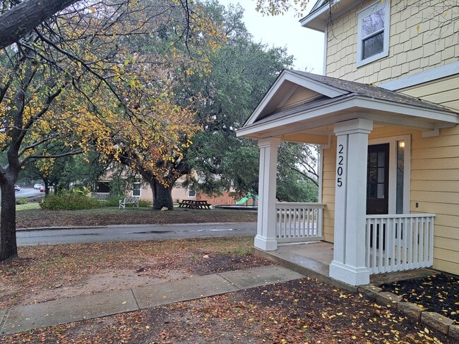 Foto del edificio - 2205 Melissa Oaks Ln