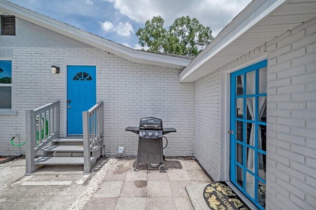 Building Photo - 2606 W Henry Ave