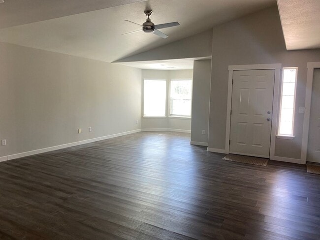 Foto del edificio - 3-Bed 2 Bath with Office 2 Car Garage