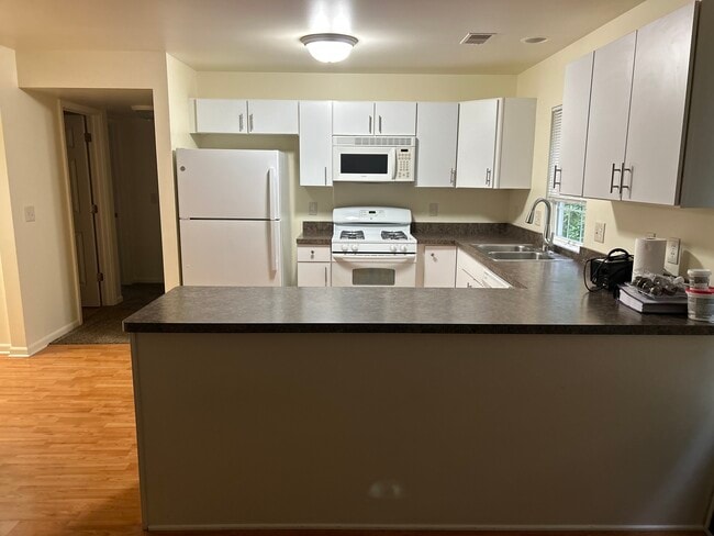 Kitchen. Dish washer, Microwave, Gas Stove. - 140 Holly Pines Ct