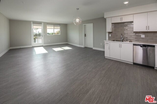 Building Photo - 5210 W Olympic Blvd
