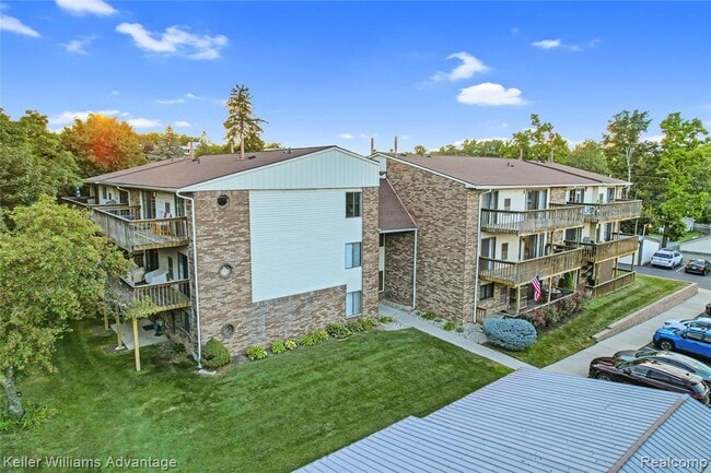 Building Photo - 855 S Pontiac Trail