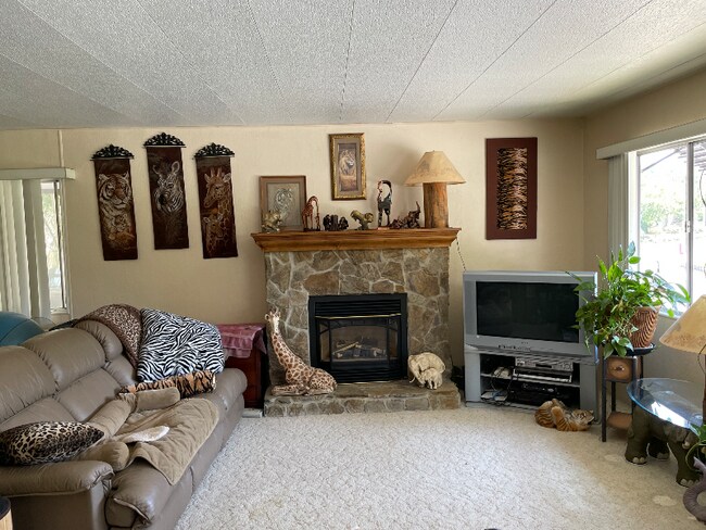 Foto del edificio - 444 Whispering Pines Dr