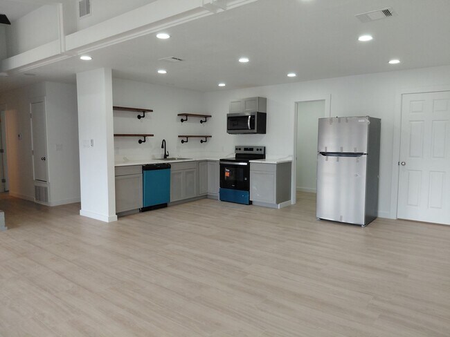 Foto del edificio - 3/2/2 Newly remodeled home with new appliance, flooring and much more!