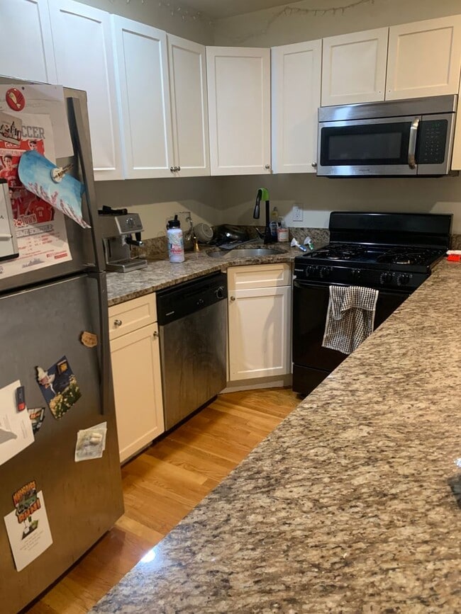 3 BED RIGHT ACROSS FROM B.U. ~~ HEAT & HOT WATER INCLUDED - 3 BED RIGHT ACROSS FROM B.U. ~~ HEAT & HOT WATER INCLUDED Apartment