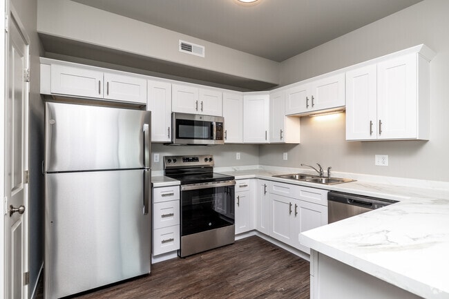 2BR, 2BA - 1,000 SF - Kitchen - The Horizons 202 Sycamore Dr.