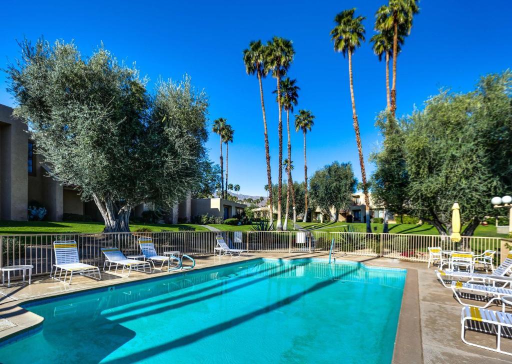 Large Pool area - 47900 Oasis Ct