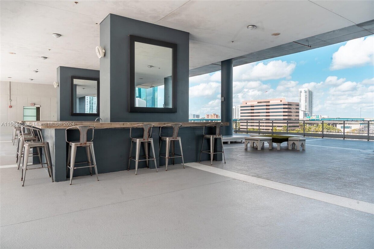 Foto del edificio - 690 SW 1st Ct