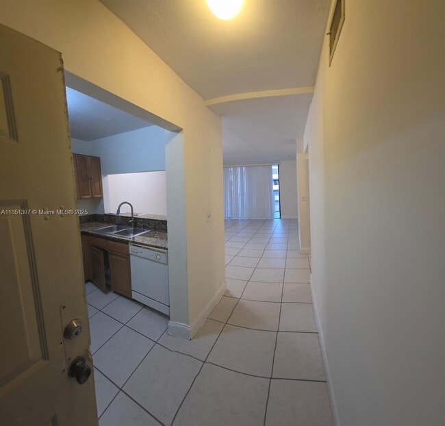 Foto del edificio - 8185 NW 7th St