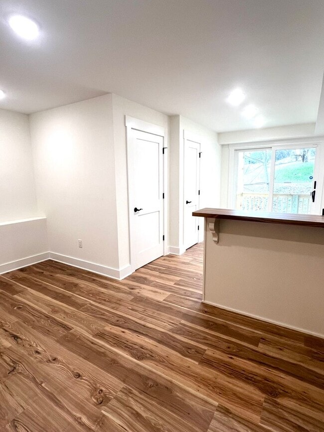 Building Photo - 10 Phifer St