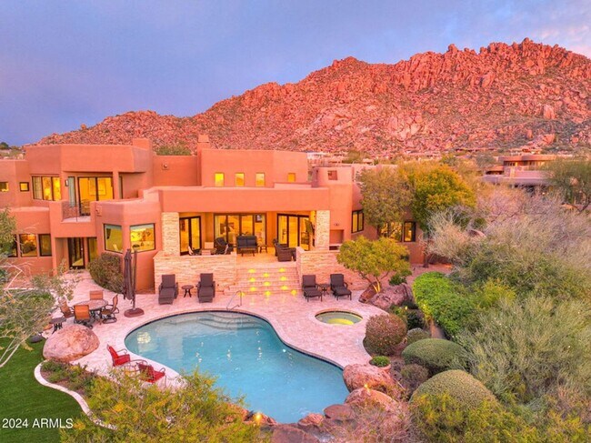 Foto del edificio - Beautiful custom home with backyard Oasis!