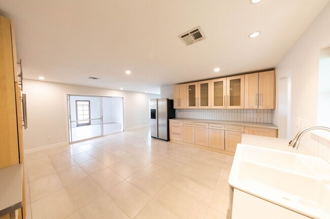 Foto del edificio - NEWLY RENOVATED SLEEK AND MODERN 4 BEDROOM...
