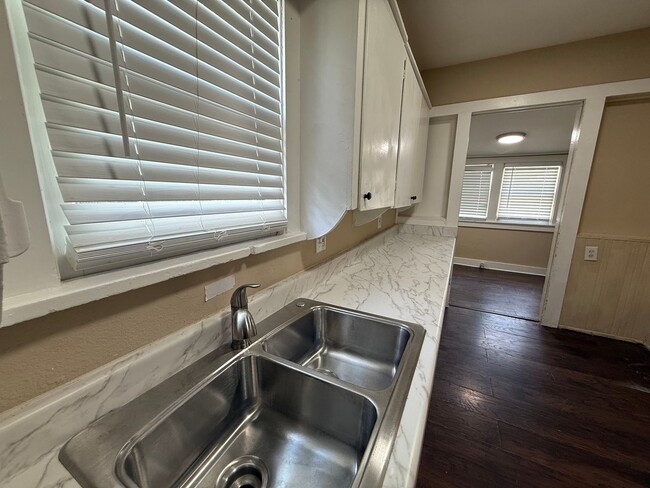Foto del edificio - New paint/ hardwood floors 3BD 1 BA