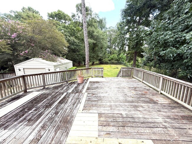 Foto del edificio - ** 3 Bed 1 Bath located in Hillwood Club o...