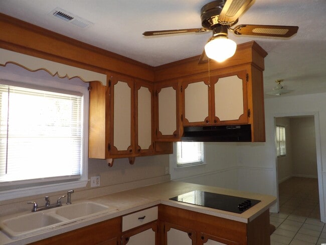 Building Photo - 1120 Scott Dr