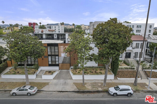 Building Photo - 4727 Beverly Blvd