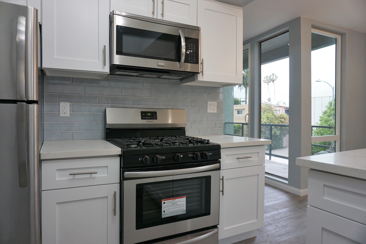 Primary Photo - 8638 Cashio St
