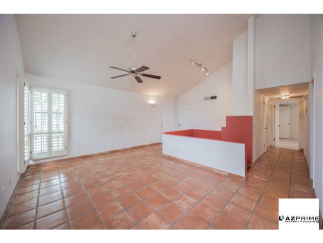 Building Photo - Charming 2/1.5 Phoenix Condo!