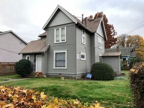 Building Photo - 805-807 SW 5th St