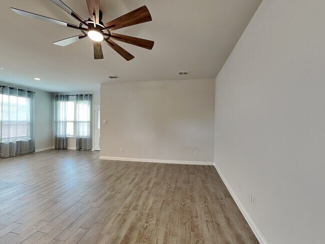 Foto del edificio - 8308 Comanche Springs Dr