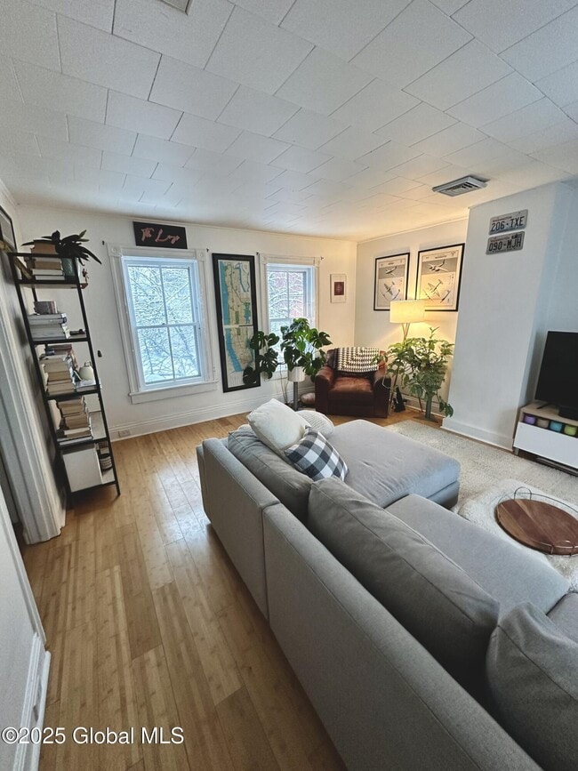 Building Photo - 305 Nelson Ave