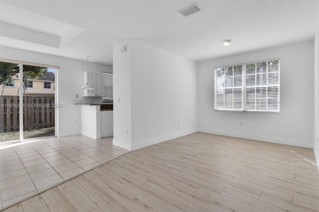 Building Photo - 925 SW 152nd Ct