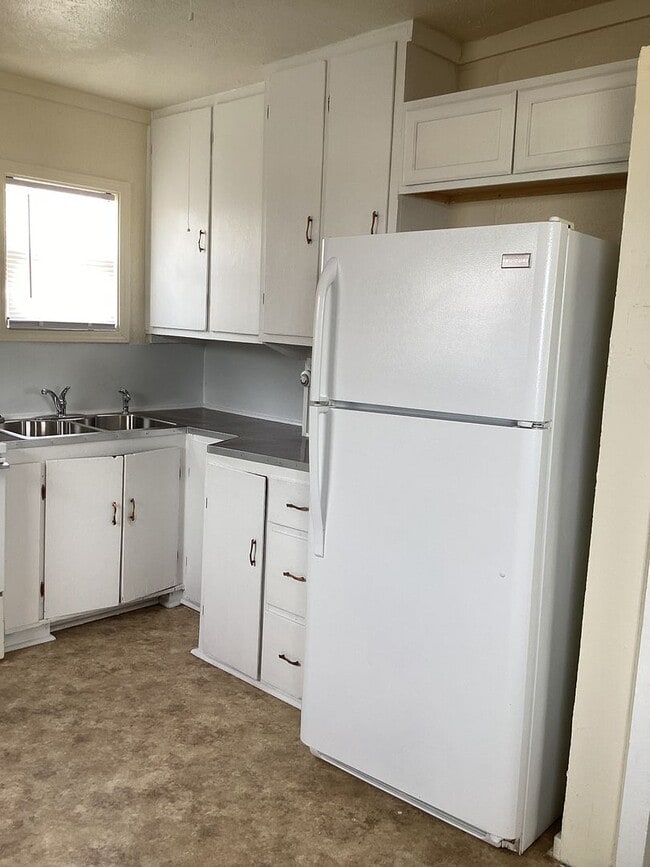 Building Photo - Newly Updated 2 bedroom Close to Morrison Park and High School!  Pets Welcome Upon Approval!