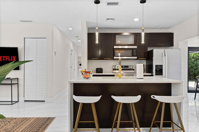 Building Photo - 710 SW 70th Ave