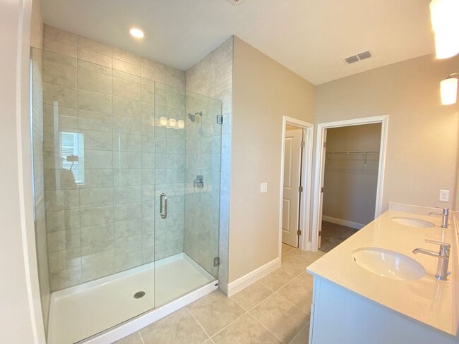 Building Photo - Stunning move in ready 3B/2.5/B Townhome i...