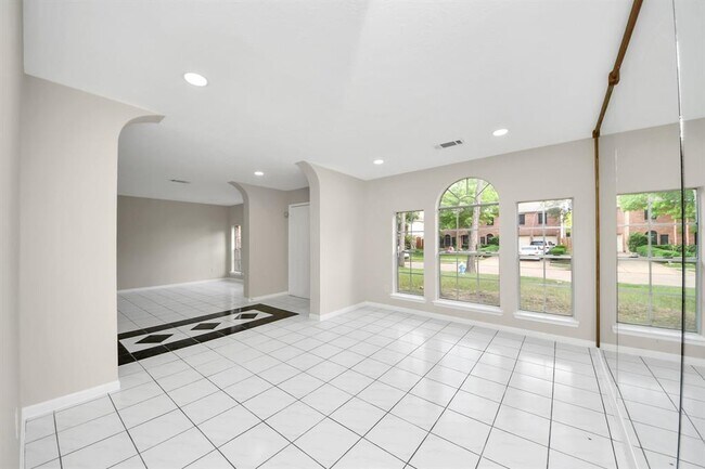 Foto del edificio - 16731 Sussex Dr