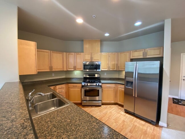 Building Photo - High End (2) Bedroom, (2.5) Bathroom Condo...