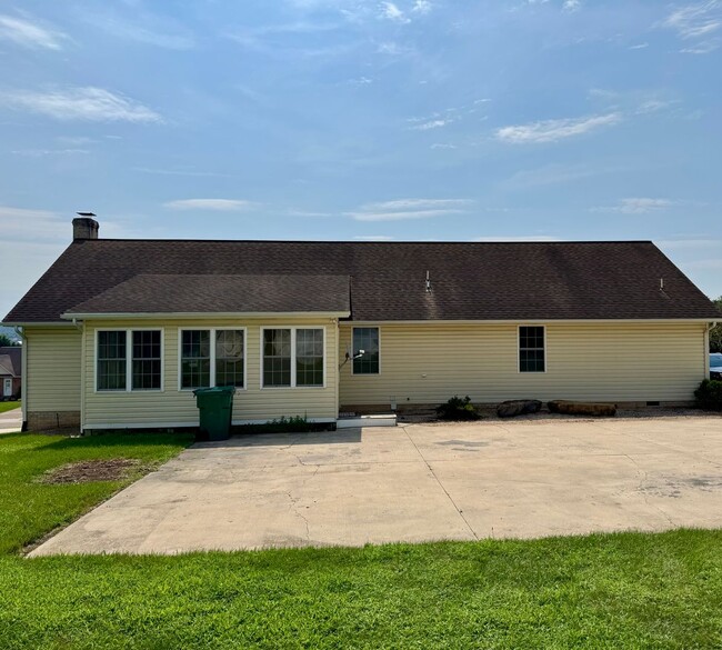 Building Photo - ***FIRST MONTHS RENT HALF PRICE*** House f...