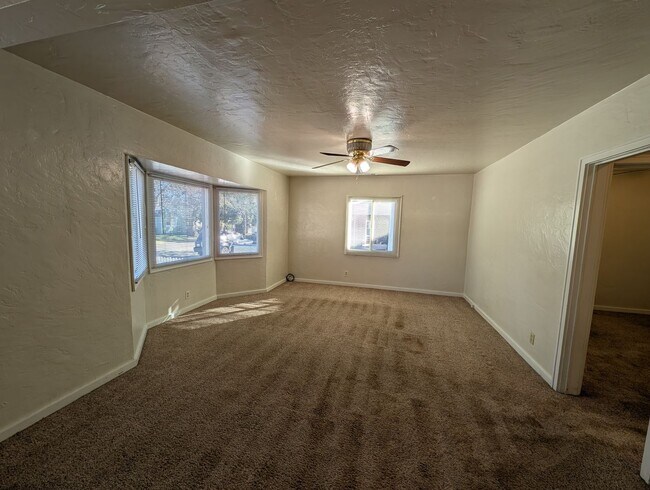 Foto del edificio - 3 Bedroom 1 Bath Near Redding Library