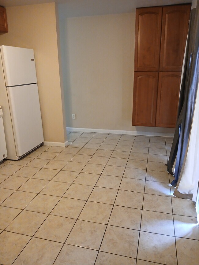 Building Photo - 510 S Poplar St