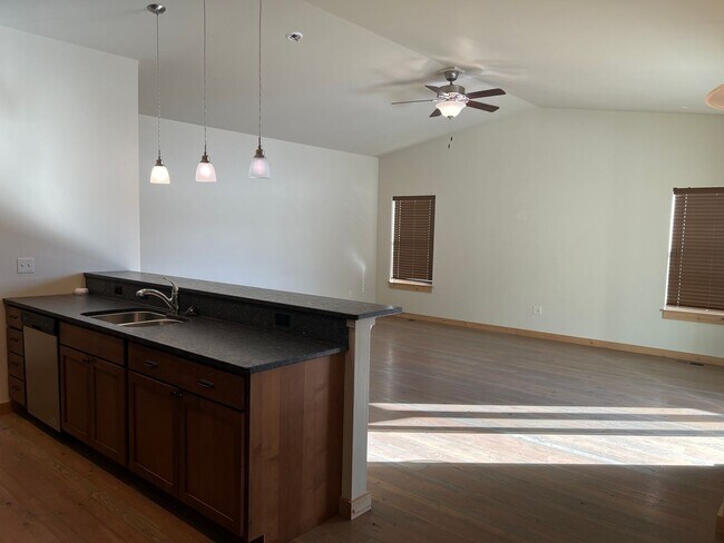 Building Photo - 3 Bed 2 Bath with double garage in Four Co...