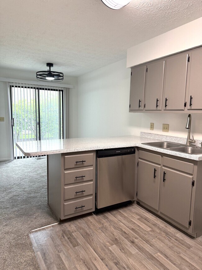 Foto del edificio - 889 Peach Leaf Dr